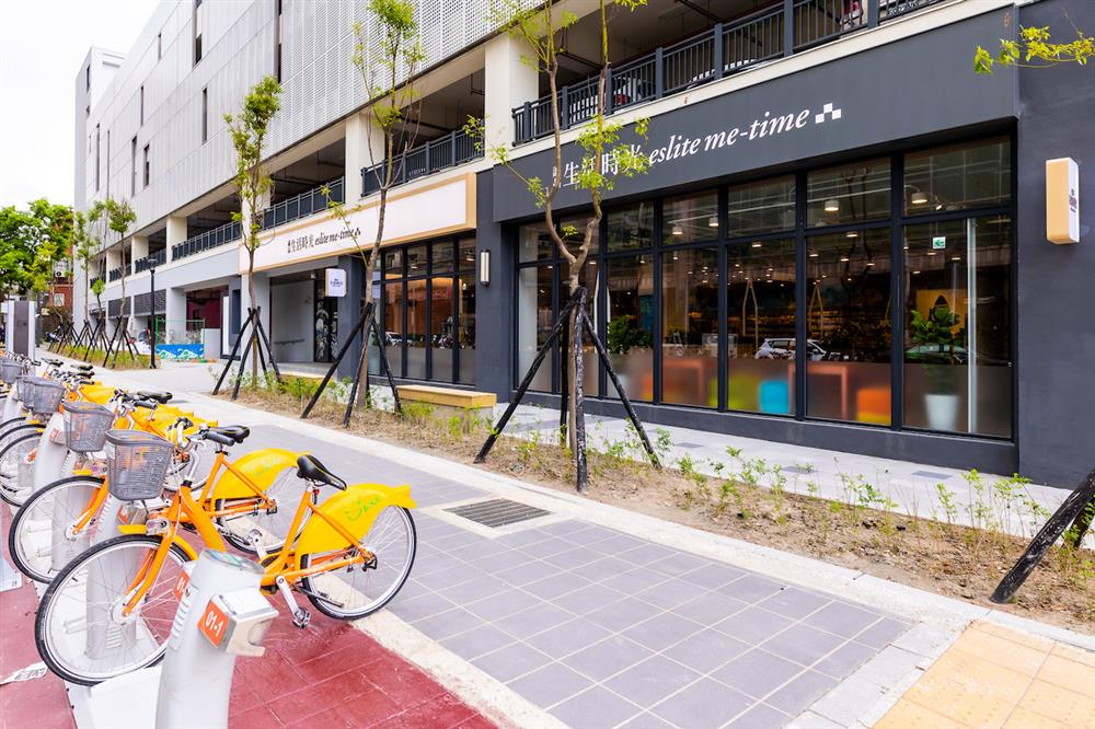 2. 誠品生活時光林口文化店門口即是YouBike租借站,無論是散步、騎車、開車前來都方便 2. 誠品生活時光林口文化店門口即是YouBike租借站,無論是散步、騎車、開車前來都方便