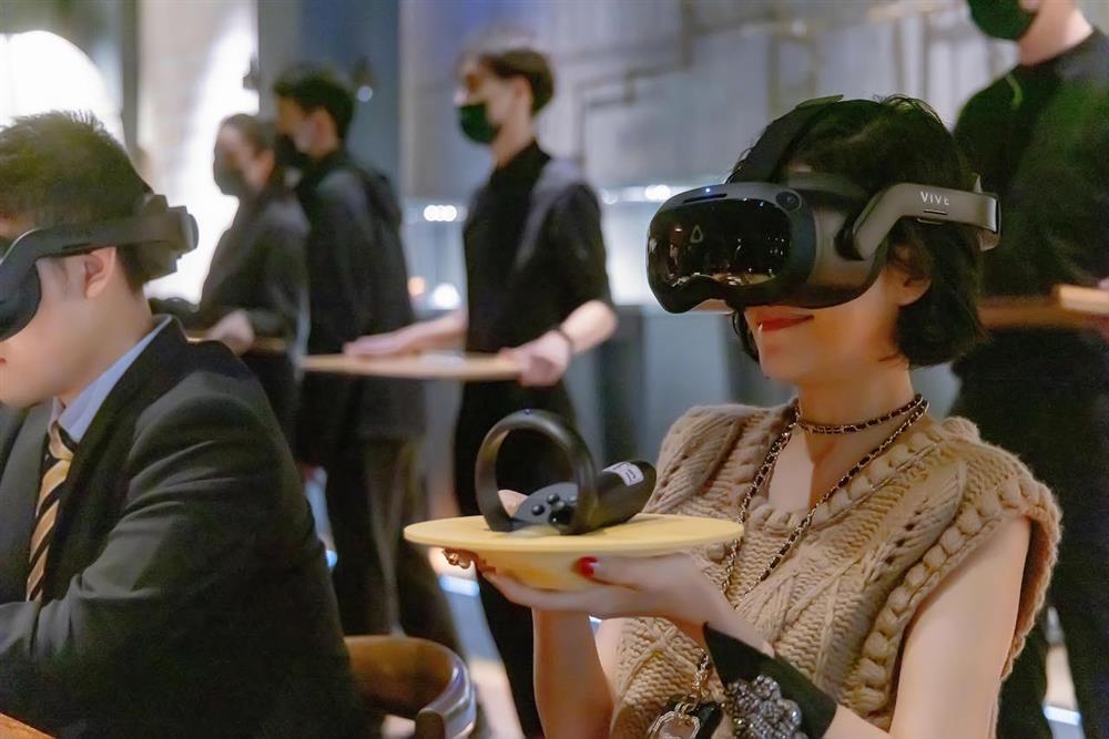 高美館X人稱黃心健的元宇宙劇場_通傳2_黃心健作品《食壤》結合料理、舞蹈與VR體驗（黃心健提供）