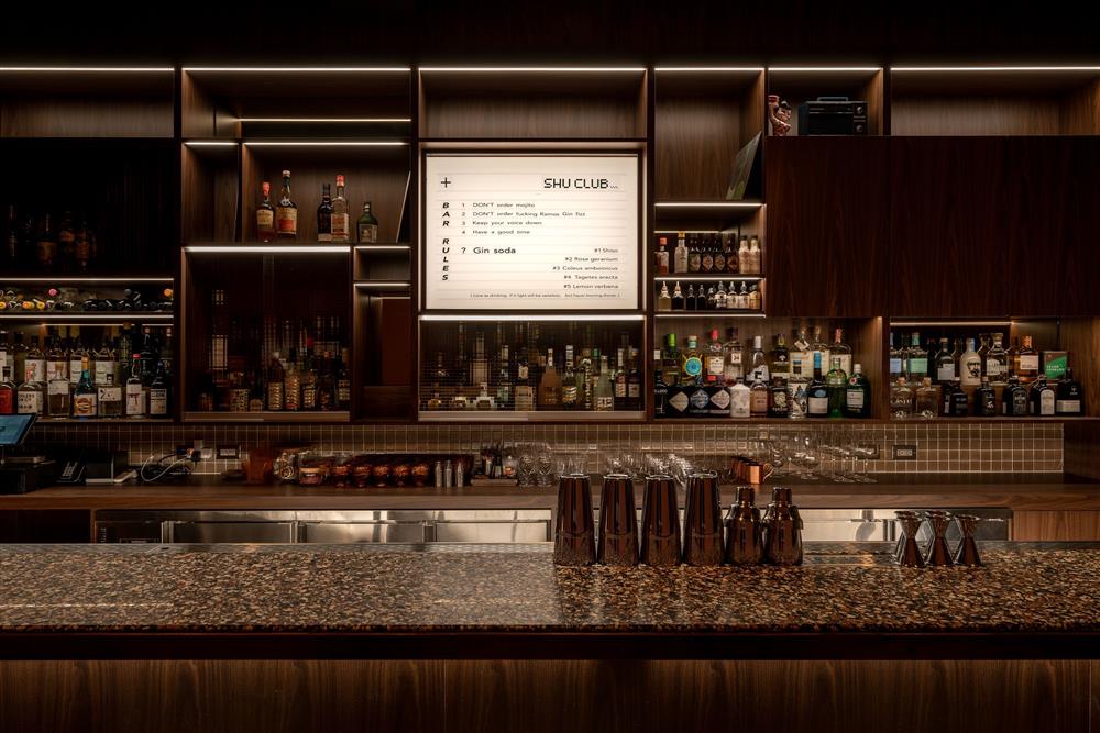 【台中新開幕酒吧SHU Club】吧台區,以水磨石材質打造吧台桌面 【台中新開幕酒吧SHU Club】吧台區,以水磨石材質打造吧台桌面