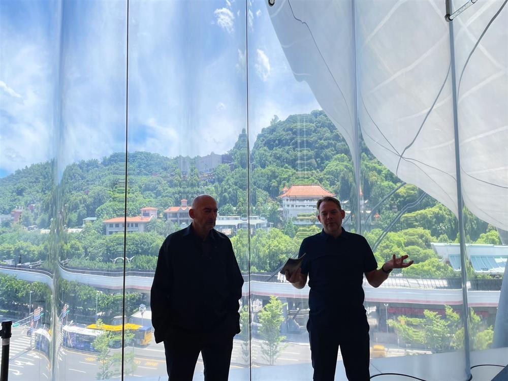 北藝中心開幕當天早上,OMA的Rem Koolhaas與David Gianotten兩位建築師,帶領媒體朋友們探索建築的設計巧思。(攝影:Adela Cheng) 北藝中心開幕當天早上,OMA的Rem Koolhaas與David Gianotten兩位建築師,帶領媒體朋友們探索建築的設計巧思。(攝影:Adela Cheng)