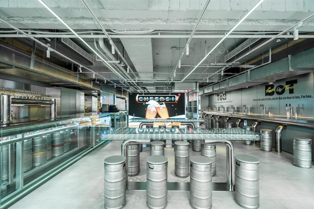 SUNMAI BAR PARK2店以金屬材質、即時數位互動呈現科技感十足的酒吧氛圍。現場大螢幕顯示當日啤酒即時銷量，累計酒量達標立即招待現場一人一杯啤酒。