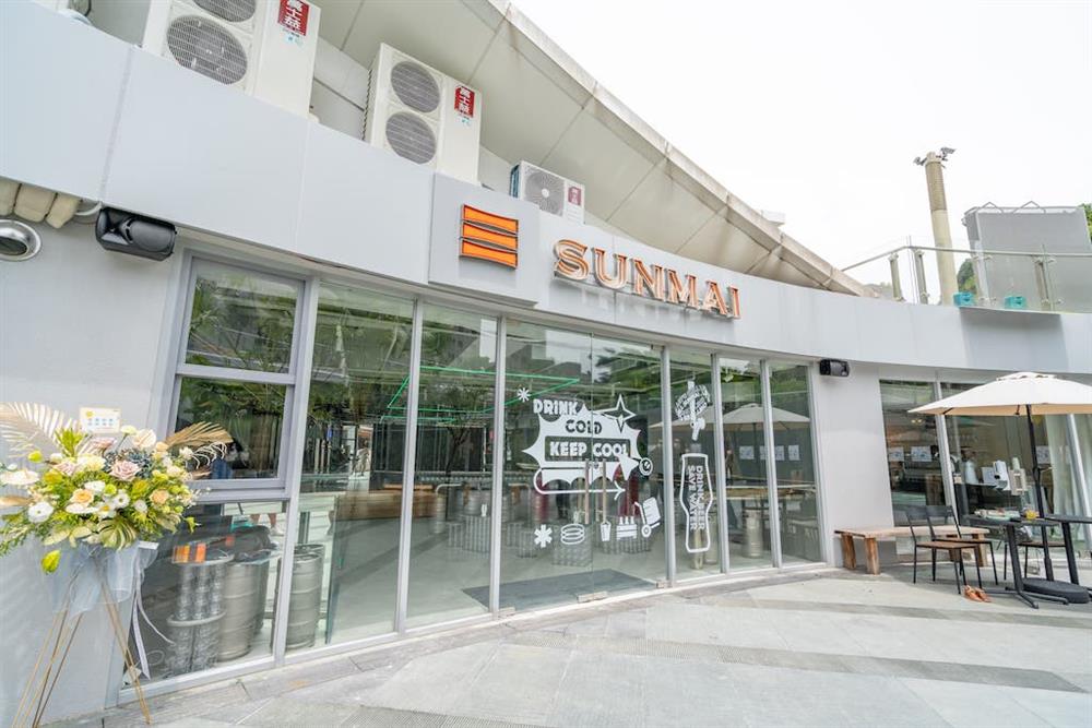 SUNMAI BAR PARK2店從台中人敢嚐鮮、愛創新的特點出發，提供多款獨家精釀啤酒，還有使用SUNMAI金色三麥「暗黑蜂蜜啤酒」蒸餾後的烈酒製作的獨家調酒。