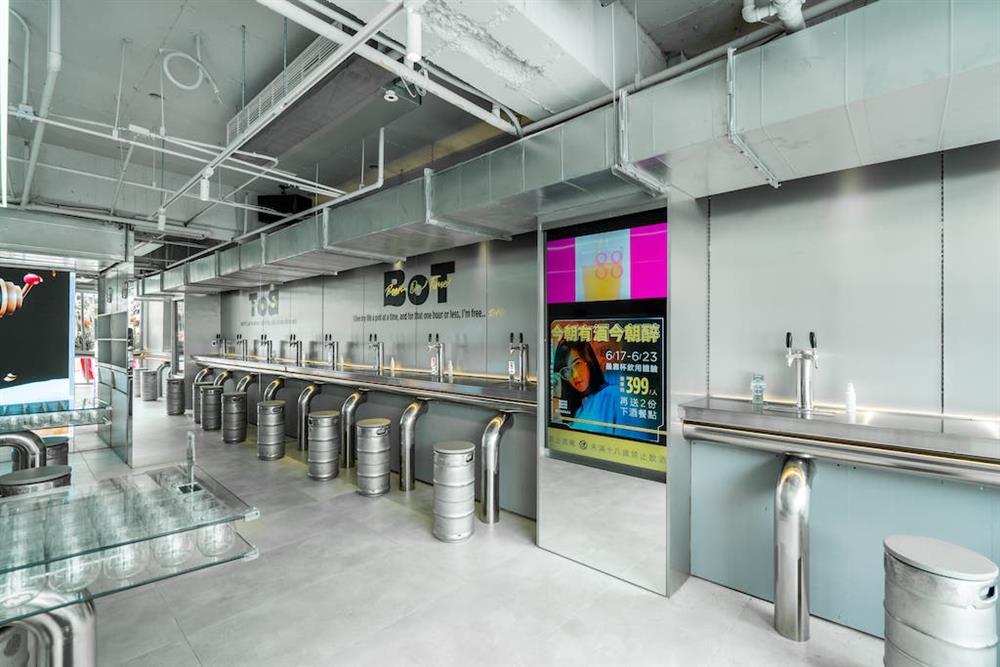 「Beer on Time靠杯鐘點站」自助打酒專區，提供一小時內無限暢飲方案，預約即可一次嚐遍餐酒吧各種風味啤酒！（平日$399小時、假日$499小時，上限兩小時）