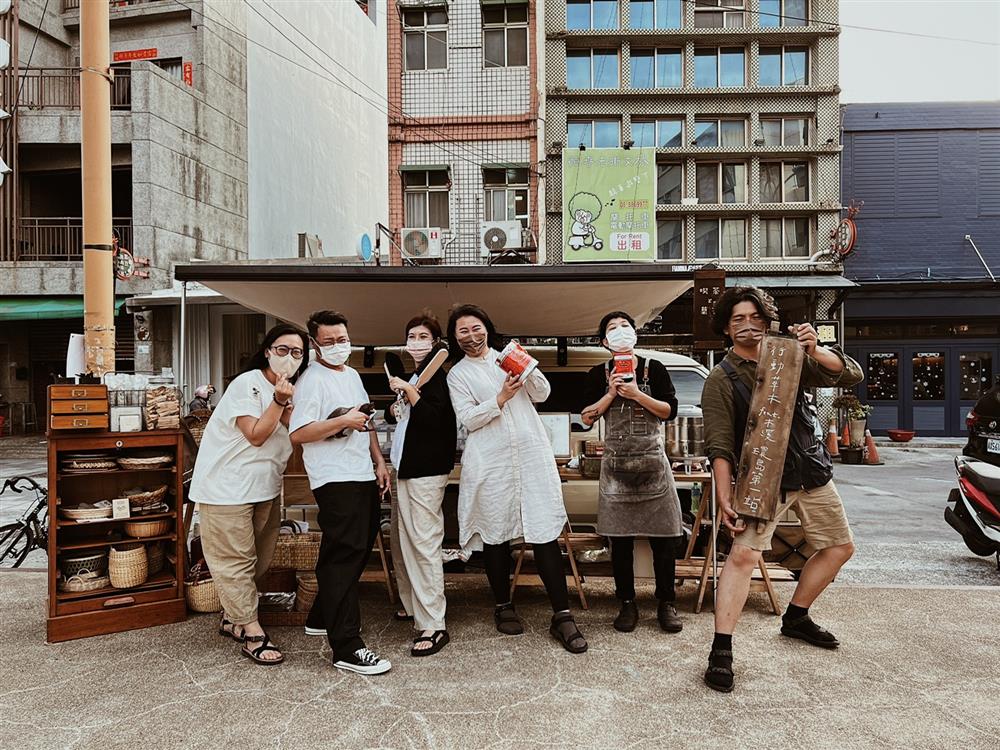 「行動草木！環島城市計畫」第一站到恆春與在地店家「伯虎在二樓」合作。圖／草木提供