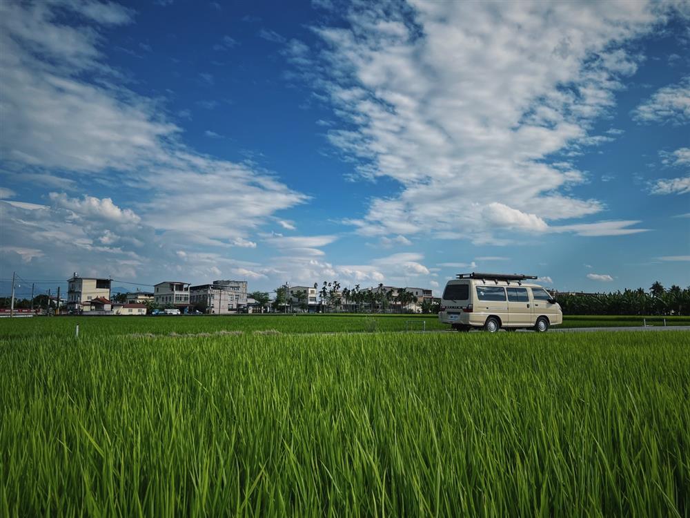 「行動草木！環島城市計畫」第二站來到池上，深入鄉間小路，讓池上的稻浪盡情洗滌每一個脈輪。圖／草木提供.