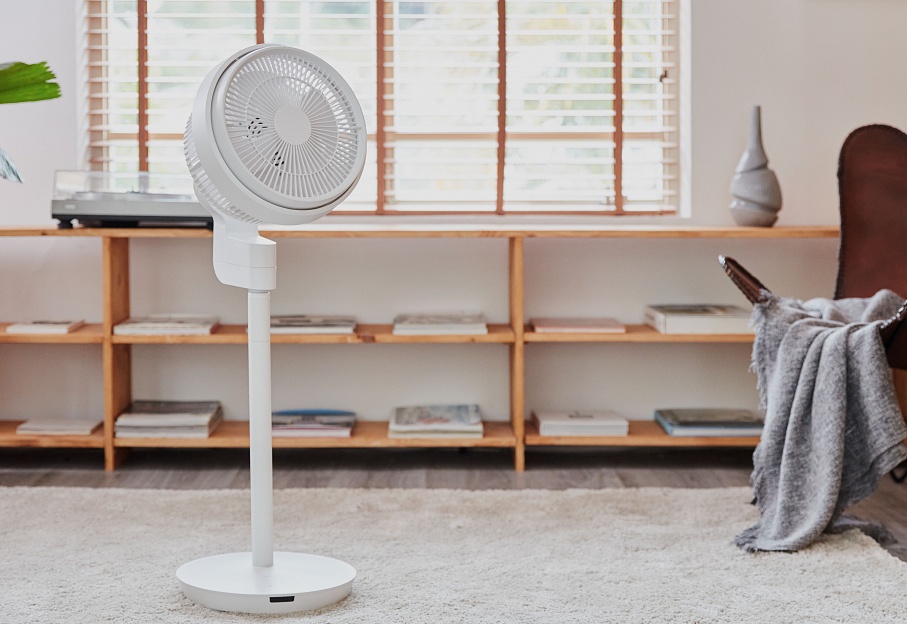 小檔ARTISAN暢銷系列商品12吋3D節能循環扇-LF1202，台灣在地設計，使用日本品牌靜音馬達，在室內也能吹拂安靜舒適的自然風。（圖片由ARTISAN提供）