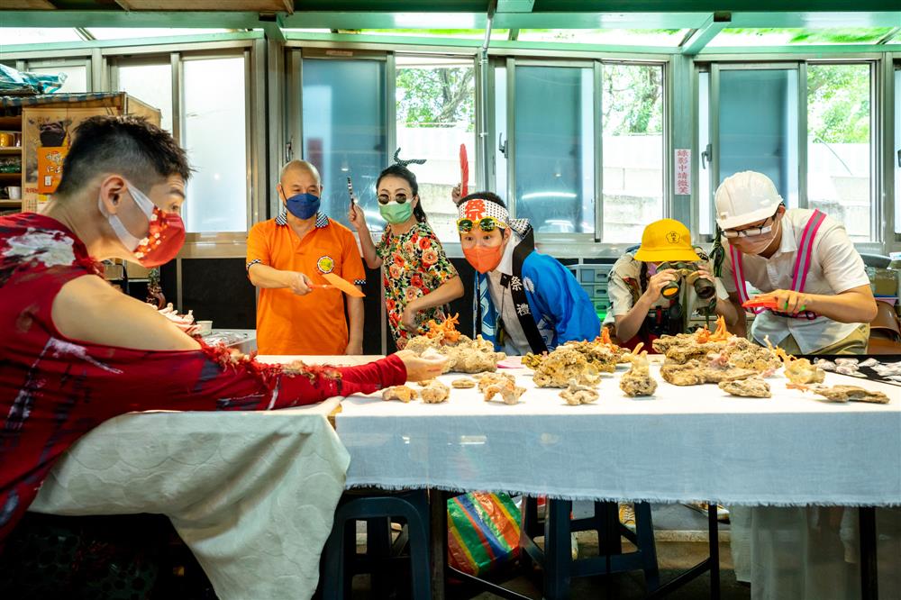 2 玩聚場團隊和「鄰居下訂單」策劃小組聯手空總隔壁鄰居－建國假日玉市攤商鄰居共同呈現演出。（圖片提供／貢幼穎、楊志雅）