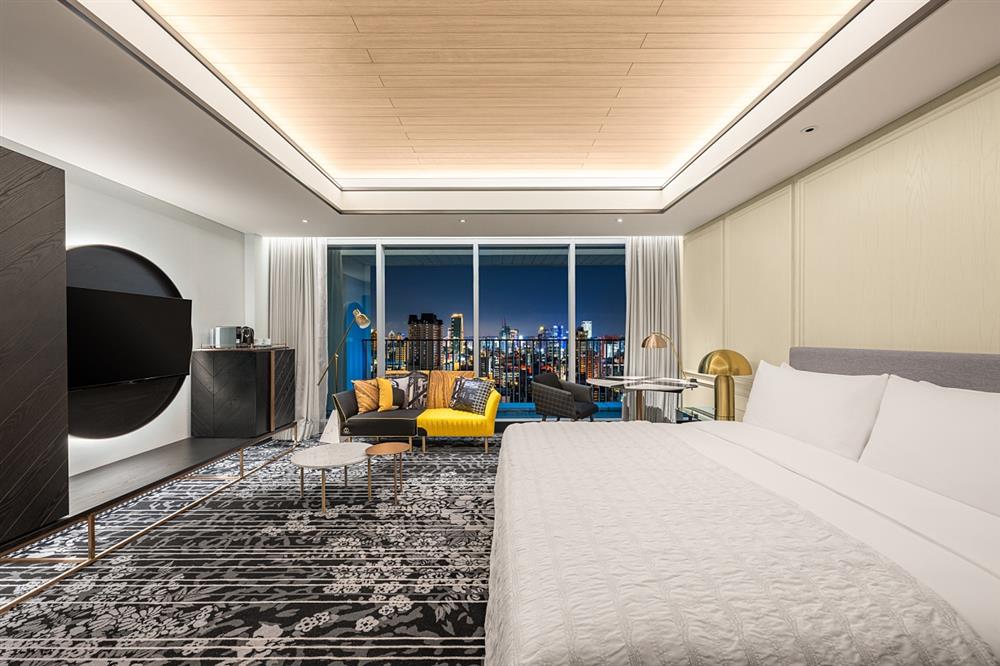 小檔台中李方艾美酒店行政客房行政客房：享有絕佳的寬闊視野，東、南、西側客房各有不同風景，東側遠眺中央山脈，南側延伸鐵道視野，西側一覽城市繁華天際線，夜晚則可享受七期百萬夜景