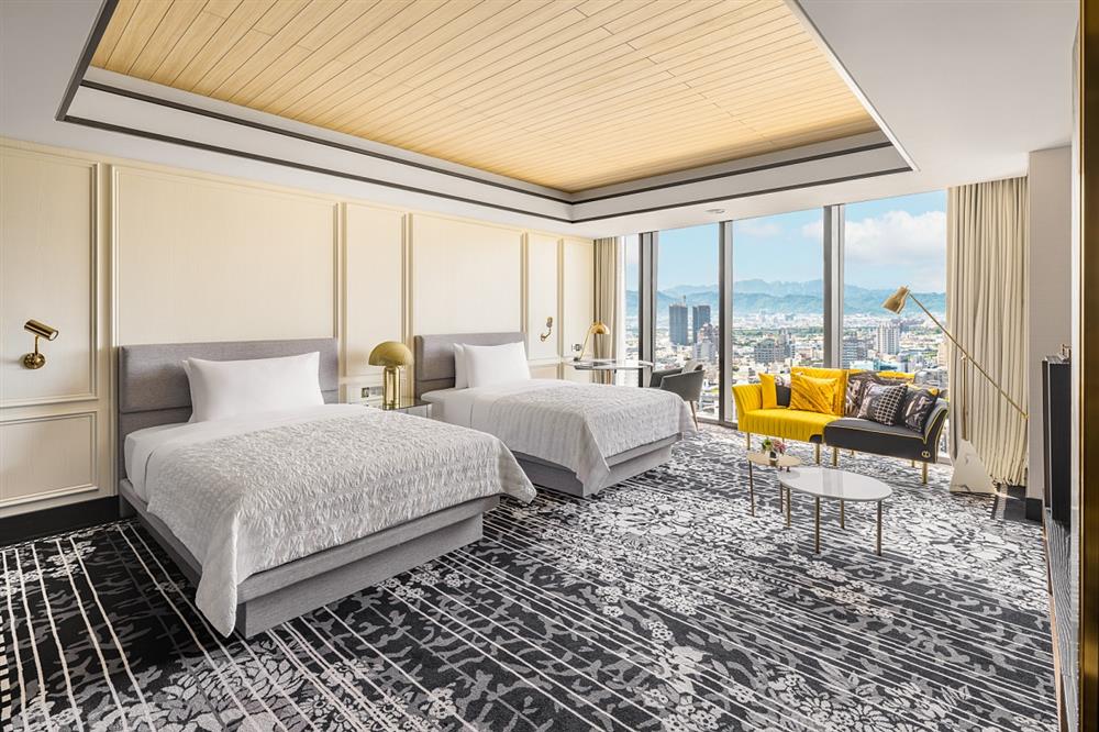 台中李方艾美酒店8/29試營運豪華客房（雙床）：位於10-17中高樓層視野，享受早晨陽光灑落在13坪寬敞舒適空間