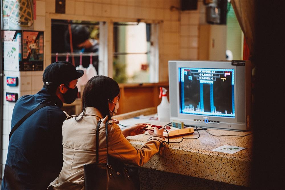 2021DigiWave「鹽埕20合1」延續去年獲好評的DigiWave「鹽埕20合1」闖關遊戲，今年將旗艦升級為「埕市記憶儲存點」，串聯大溝頂沿線逾50個店家加入，透過闖關解謎與消費體驗，找尋鹽埕文化樣貌。