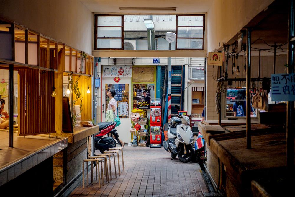 鹽埕好故事_埕市物語 · 遇見鹽埕的新舊交織2022埕市鹽遊會預計9月24日活動起跑，其中「鹽埕好故事」為導覽遊程，「高音埔記號」為音樂表演，「埕市記憶儲存點」則為展覽、遊戲。