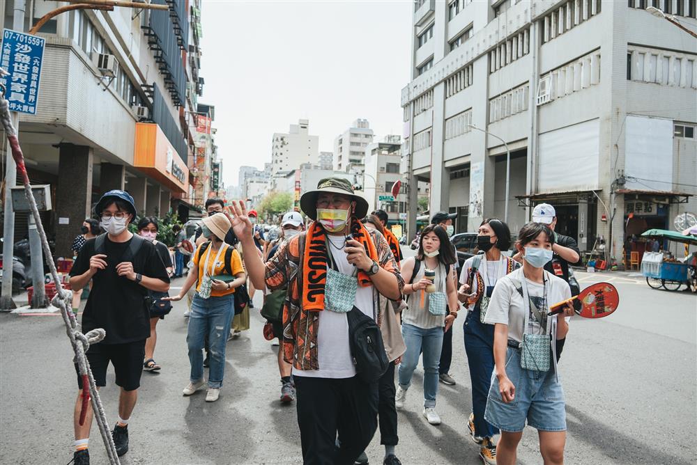 「鹽埕好故事」為導覽遊程帶大家走進鹽埕。圖片請標示：港都認識王臉書