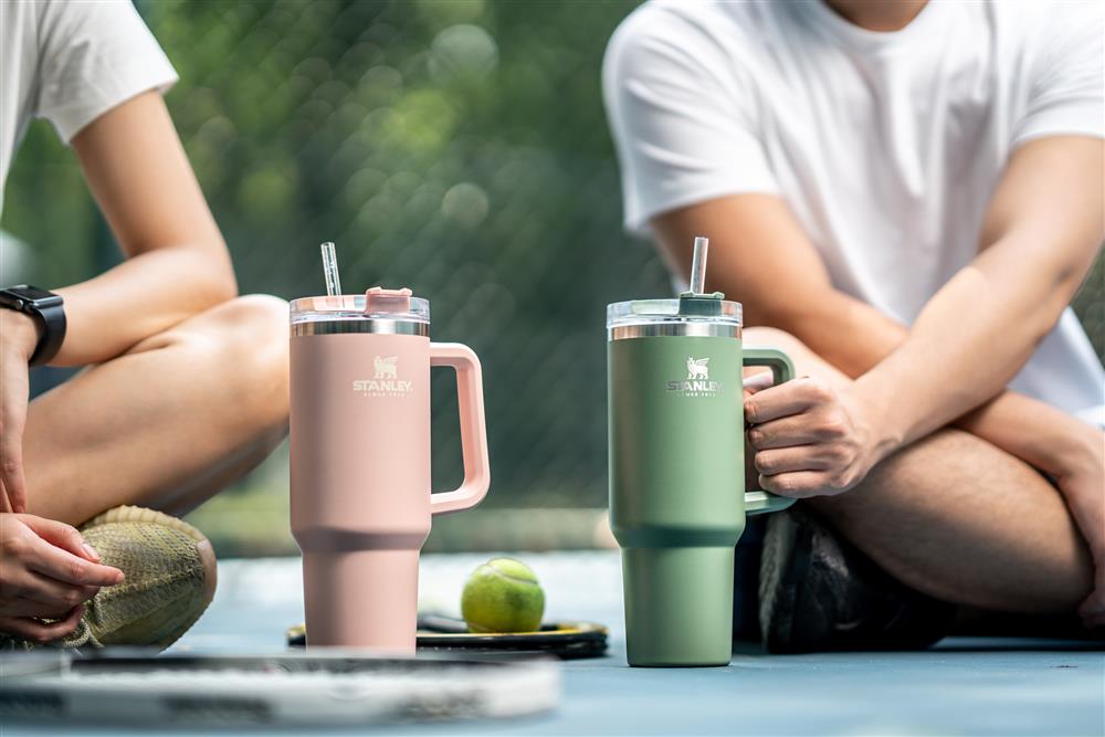 1-7色彩多元繽紛的「STANLEY 冒險系列 吸管隨手杯」，讓日常飲水習慣，也能彰顯個人色彩。櫻花粉（左）、森林綠（右）