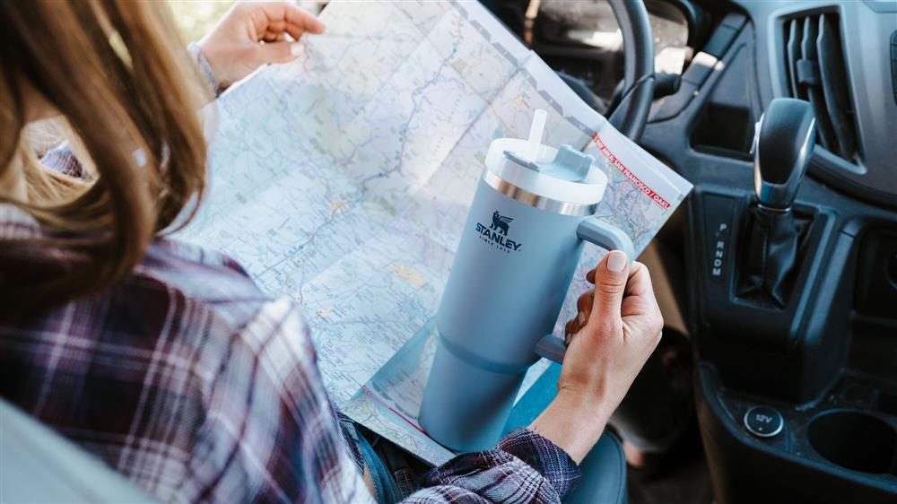 1-10色彩多元繽紛的「STANLEY 冒險系列 吸管隨手杯」。「STANLEY 冒險系列 吸管隨手杯」天空藍。，讓日常飲水習慣，也能彰顯個人色彩。