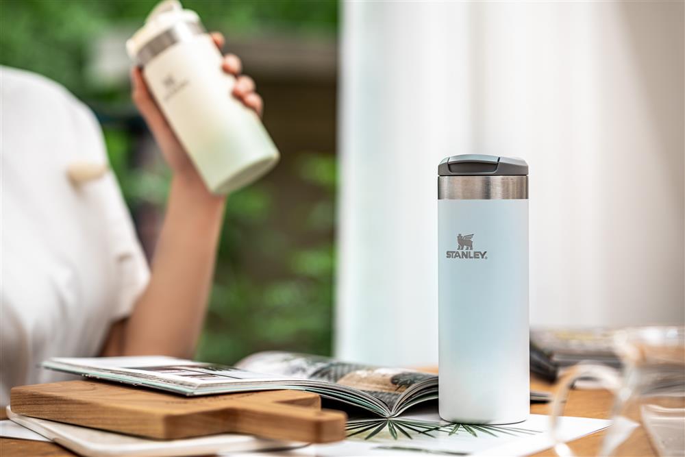 2-4「STANLEY Aerolight 跨界系列 輕航杯｣薄荷白（左）、清新藍（右）。