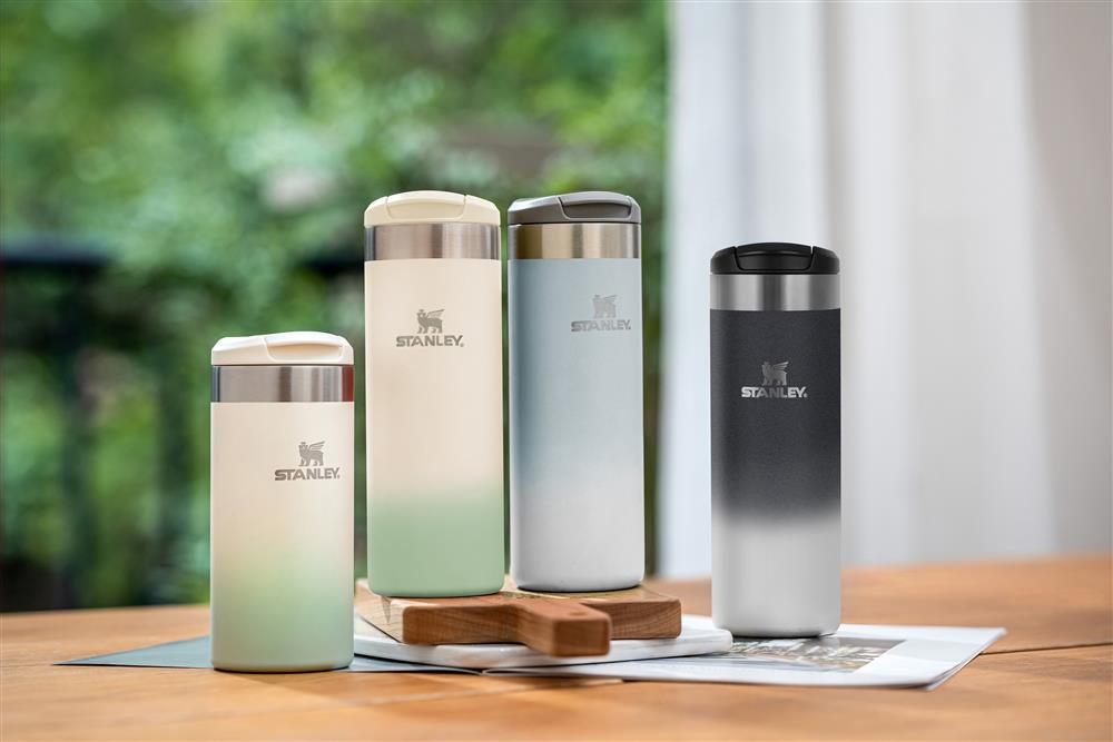 2-1「STANLEY Aerolight 跨界系列 輕航杯｣，輕量化設計，無論身在健身房、瑜珈教室、通勤途中，都讓人不忘大口喝水，且風格化的設計與多元色彩，讓喝水也是能夠充分展現個人態度的行動！（容量0.35L，1,580元、0.47L，1,680元）