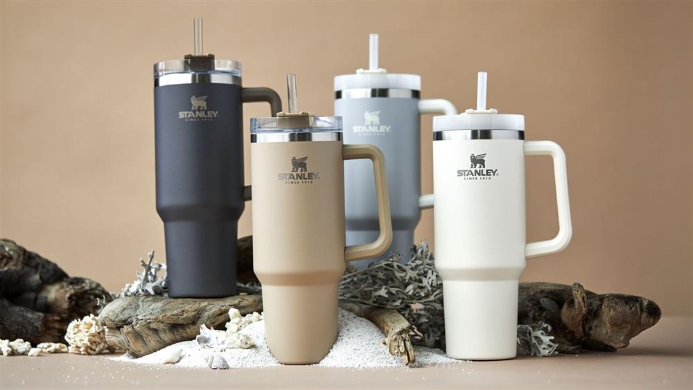 1-1「STANLEY 冒險系列 吸管隨手杯」首波推出七色，圖為，消光黑、卡其、天空藍、奶油白，從粉嫩帶活力的淺色系到百搭的中性色系，隨心皆可找到屬於自己的風格，各1.18L，1,480元。