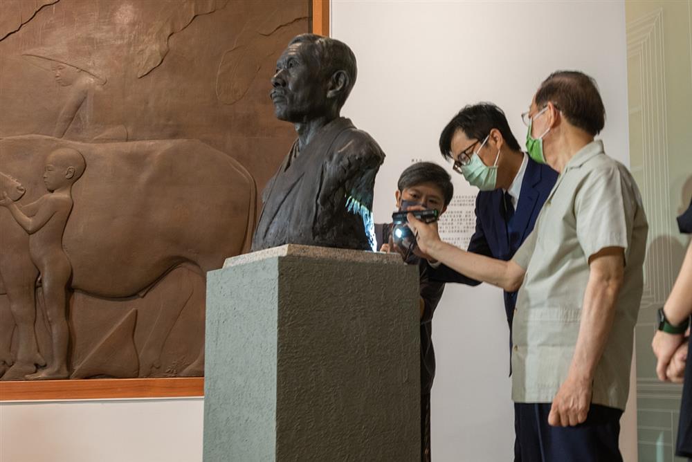 小檔高美館高美館李玉玲館長為謝大使與陳市長解說黃土水的作品特色並一同檢視作品現況