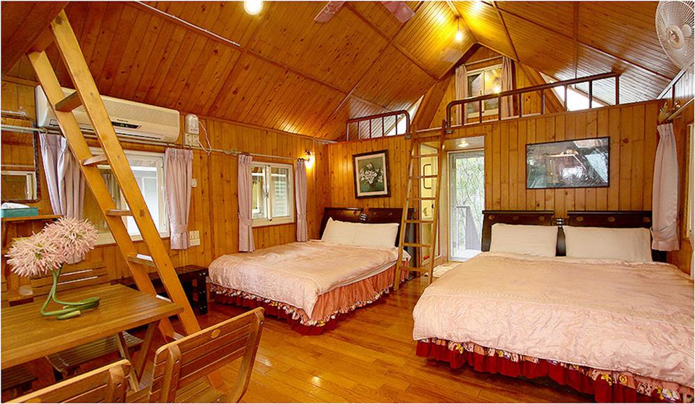 5-1.「宜蘭」「風箏小木屋」尖頂挑高木屋設計，客房木檜香氣四溢。(圖片由Booking.com提供)