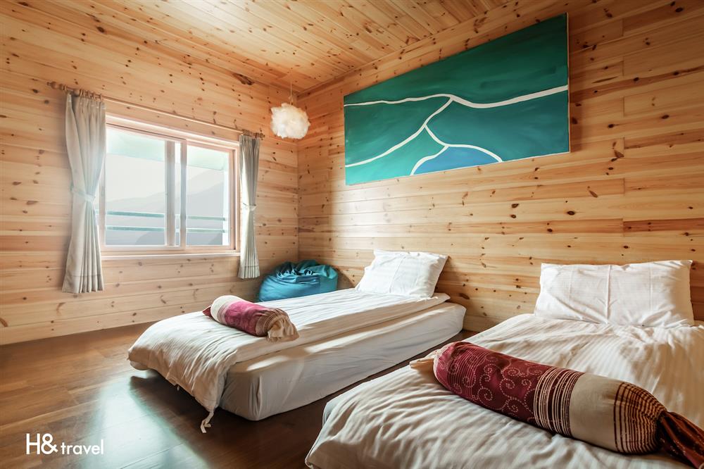 1-1.「嘉義」「阿里山初日」將阿里山木材、日出及雲海等特色元素融入房型設計。(圖片由Booking.com提供)