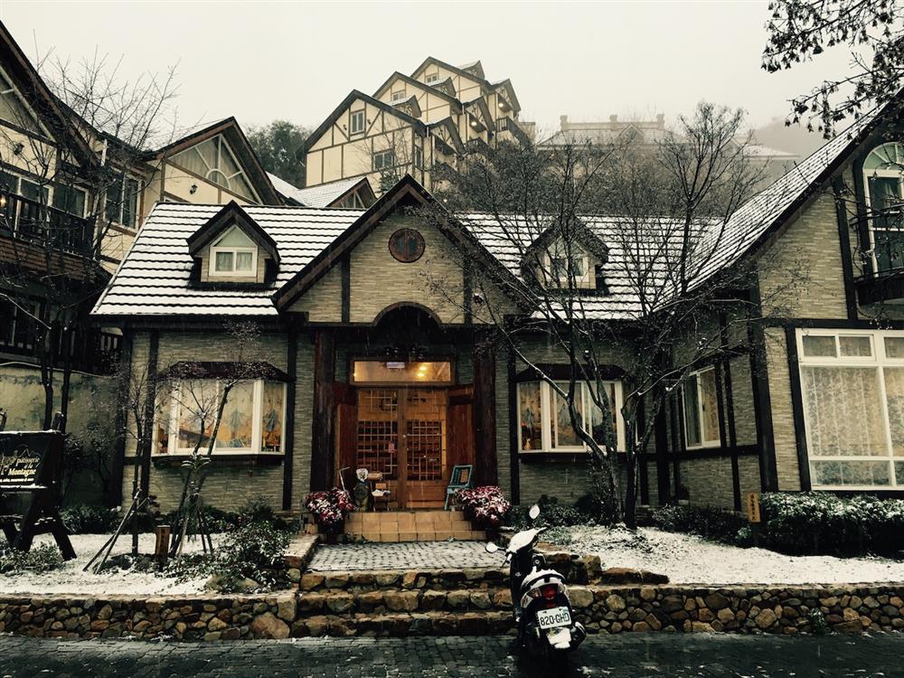 3-2.「春大地景觀渡假山莊」民宿採歐式渡假風設計，雲霧繚繞之時彷彿置身於歐洲山村。(圖片由Booking.com提供)