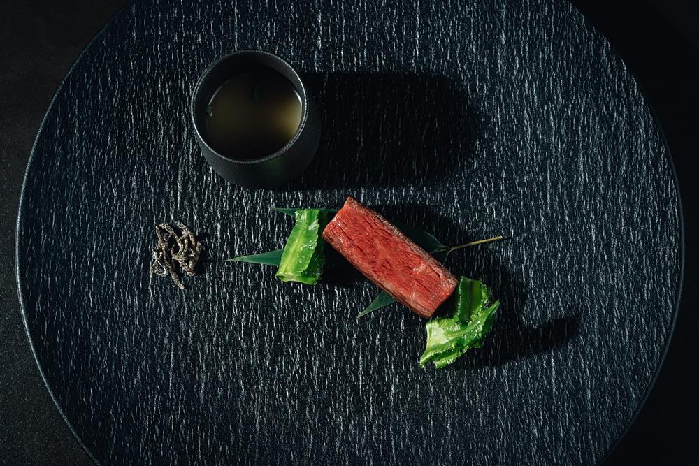 小檔Le Duet Modern Kaiseki野 強肴2意象為「野」，山中野營打獵，大口吃肉大口喝湯的原生野味料理。