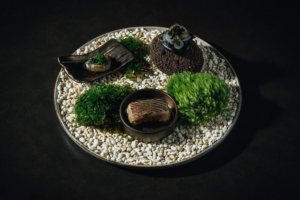 小檔Le Duet Modern Kaiseki苑 八寸4意象為「苑」，意指如同唯美的花園般，豐富且直接，以海鮮為主要食材的酒肴。