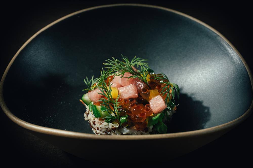 小檔Le Duet Modern Kaiseki森 先付4意象為「森林」，像走進森林般，以視覺欣賞「療癒」為起點，接著是由每種植物散發不同的芬多精，將此融合，營造使人放鬆舒適的氣氛。