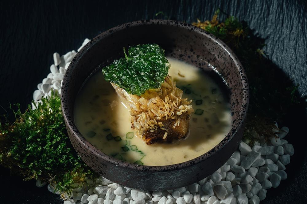 小檔Le Duet Modern Kaiseki酵 燒物2意象為「酵」，以福菜、酸菜、白味噌層層堆疊而生的發酵風味，豐富且濃郁。