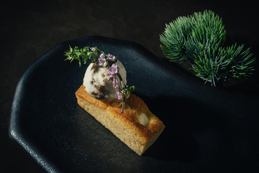 小檔Le Duet Modern Kaiseki煦 甘味2意象為「煦」，現烤費南雪，代表溫暖、溫潤。