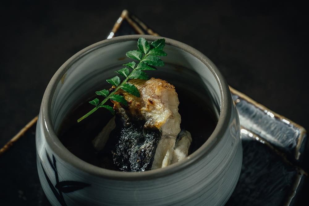 小檔Le Duet Modern Kaiseki柳 蒸物3意象為「柳」，靈感來自於日本福岡縣柳川市的鄉土料理「柳川鍋」。