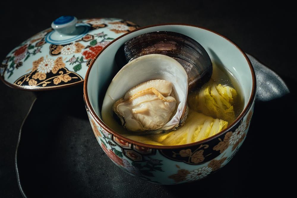 小檔Le Duet Modern Kaiseki霞 吸物2意象為「霞」，暖心暖胃，就像晚霞落日般淡雅，為鹹食落下一個完美的句點。