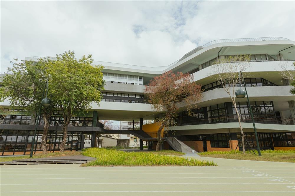 小檔 2022金點設計獎新竹市6件作品得獎5龍山國小群英樓重建工程」由黃聲遠建築師操刀,保留既有植栽、透過大樹空間配置新校舍,亦榮獲2022國家卓越建設獎最佳環境文化類「卓越獎」殊榮。 小檔 2022金點設計獎新竹市6件作品得獎5龍山國小群英樓重建工程」由黃聲遠建築師操刀,保留既有植栽、透過大樹空間配置新校舍,亦榮獲2022國家卓越建設獎最佳環境文化類「卓越獎」殊榮。