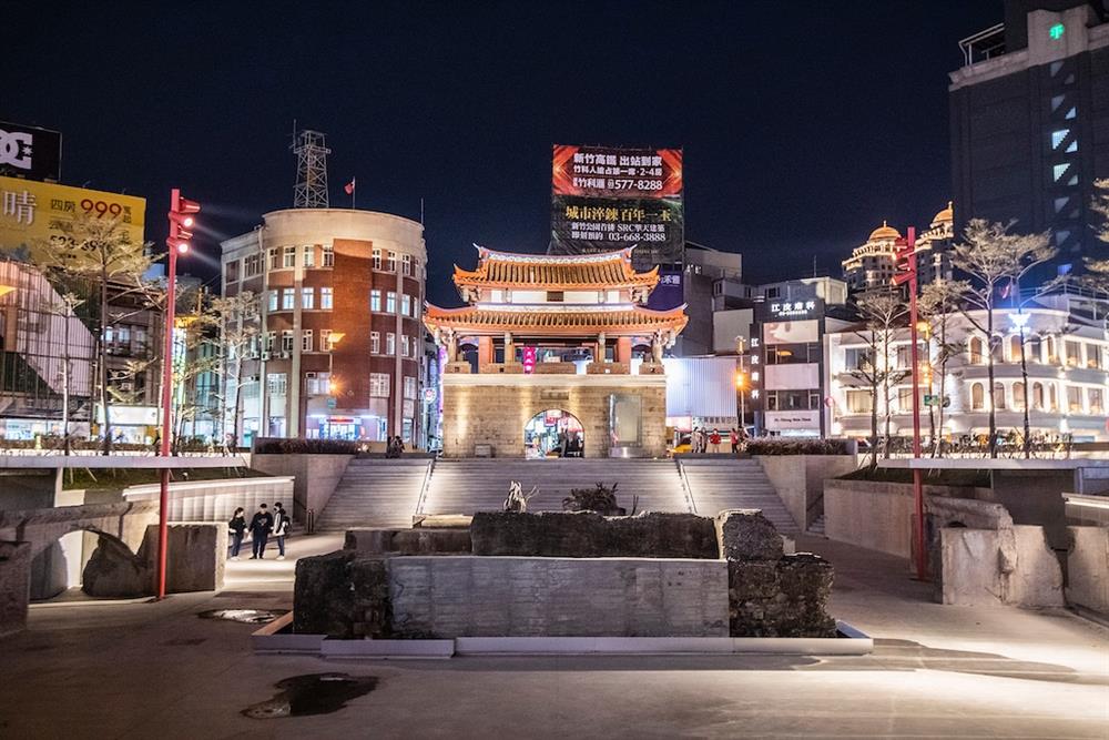 小檔 2022金點設計獎新竹市6件作品得獎3「東門圓環廣場改善工程」由邱文傑建築師設計,將新竹之心廣場整平拓寬,地下道空間也打造大鏡面長廊,讓年輕人在此練舞、表演更加舒適。 小檔 2022金點設計獎新竹市6件作品得獎3「東門圓環廣場改善工程」由邱文傑建築師設計,將新竹之心廣場整平拓寬,地下道空間也打造大鏡面長廊,讓年輕人在此練舞、表演更加舒適。