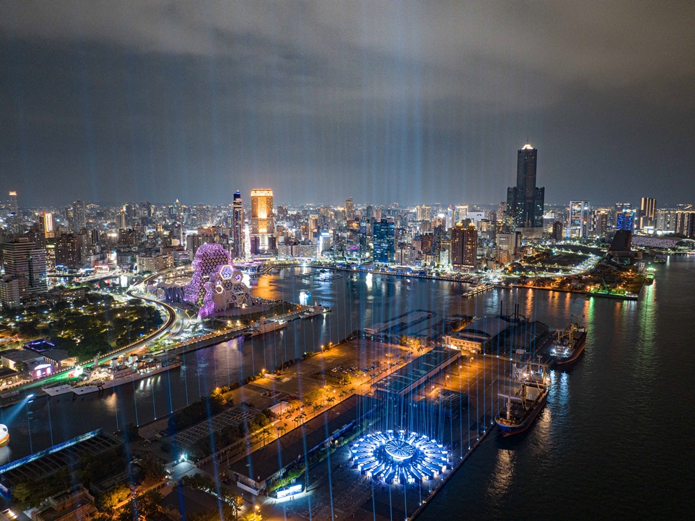 0「設計擎天 光之展演」，擎天光束瞬間照亮，在擺陣成圓的22只貨櫃之上，與音樂交織絢爛耀眼的夜空