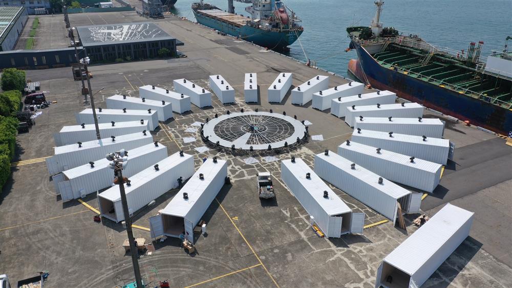 7)台灣設計設計台灣22只貨櫃於蓬萊商港區8號碼頭擺陣成圓(3)