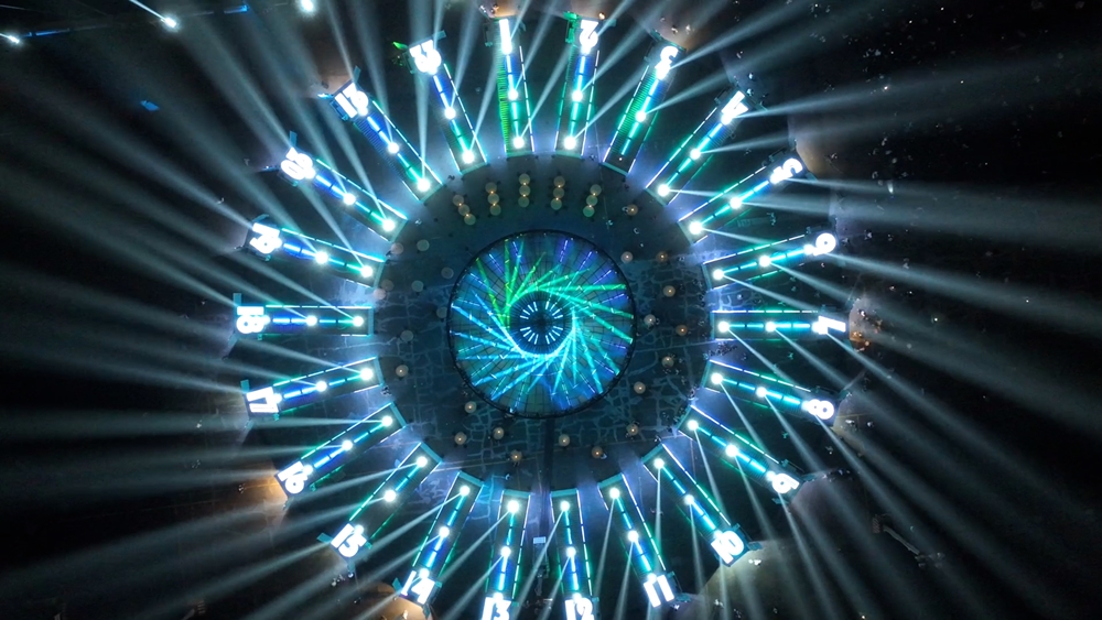 7「設計擎天 光之展演」，擎天光束瞬間照亮，在擺陣成圓的22只貨櫃之上，與音樂交織絢爛耀眼的夜空