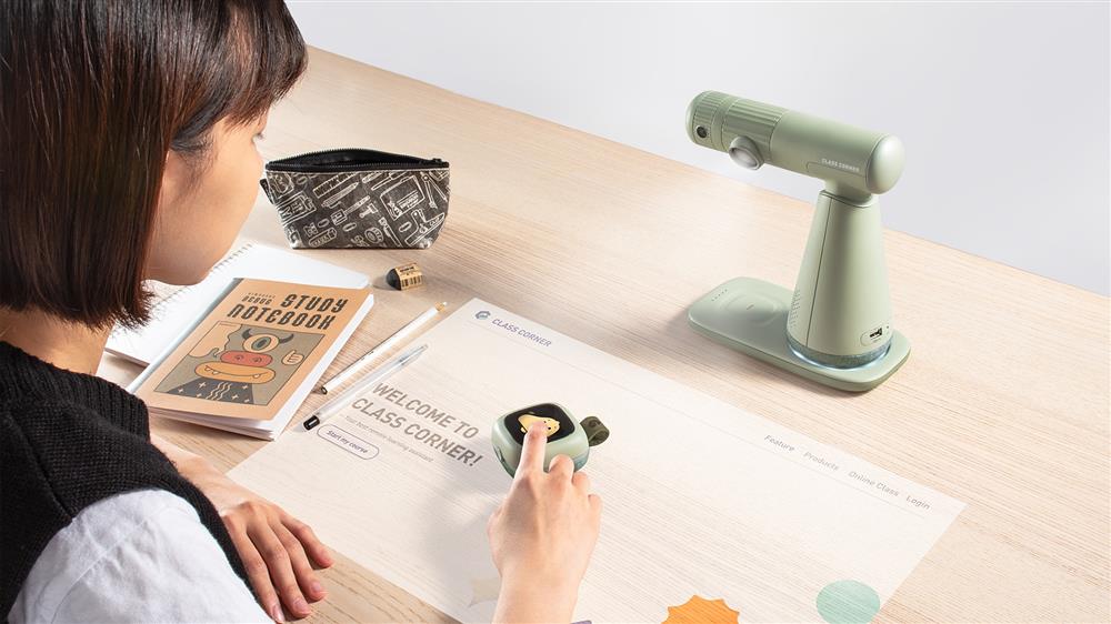 2022 James Dyson設計大獎台灣冠軍與優異獎作品名單出爐Class Coner結合投影與手勢偵測，模擬課堂簽到、舉手提問等行為，彷彿置身實體的授課環境，於遠距離教學模式下維持良好學習品質與效率。