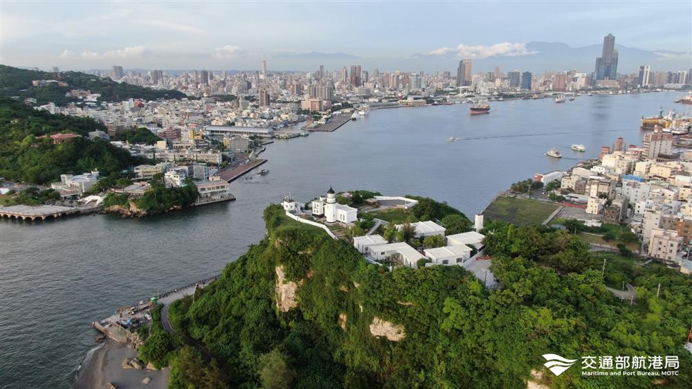高雄燈塔活化新生高雄燈塔位於旗後山頂，可俯瞰港區周邊夜景