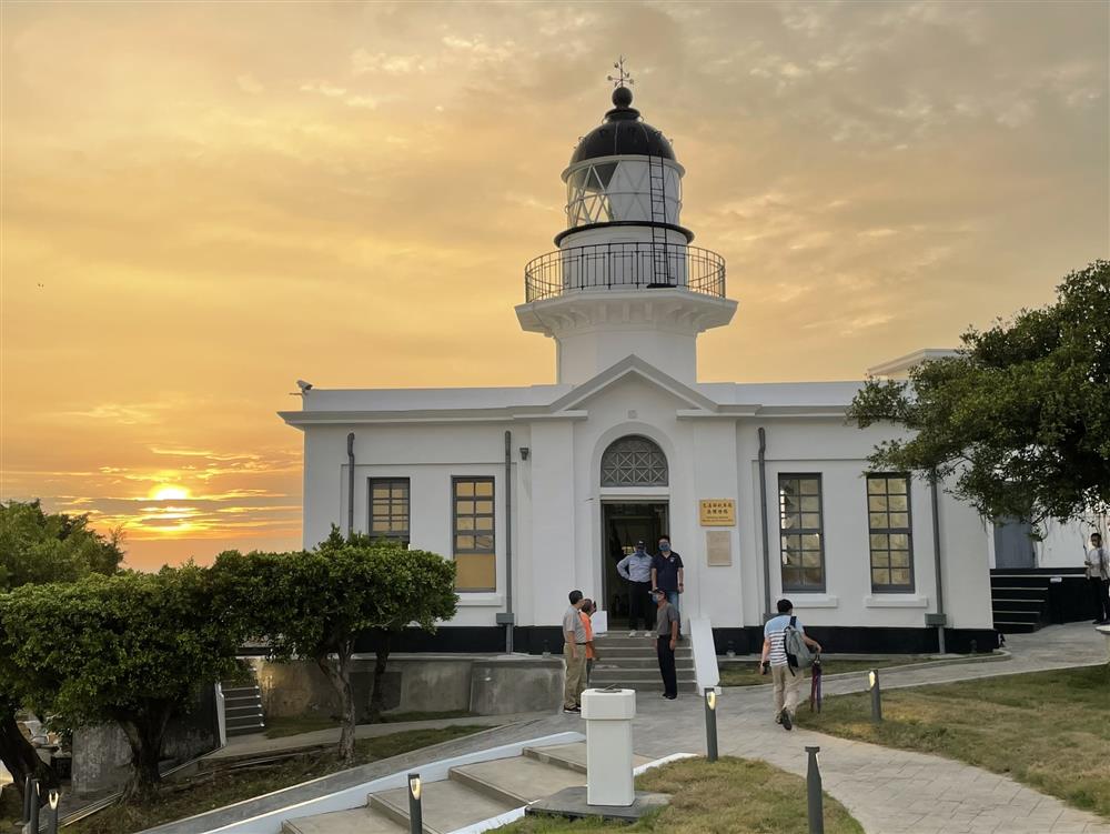 來到這裡可觀賞到打狗山、英國領事館及旗後山與打狗山之間的港道,俯瞰往來船隻,遙望晨曦耀眼的彩霞,體驗高雄港都繁華之美 來到這裡可觀賞到打狗山、英國領事館及旗後山與打狗山之間的港道,俯瞰往來船隻,遙望晨曦耀眼的彩霞,體驗高雄港都繁華之美