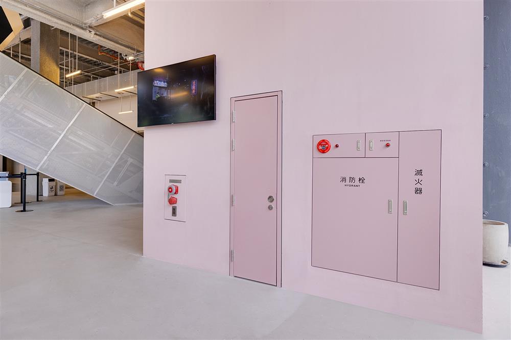 02 粉紅色的消防栓箱，棲息於台北表演藝術中心用粉紅色象徵「孵化中」的角落。