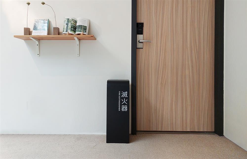 06 台中綠宿行旅應用開源的圖文設計檔案改造滅火器架。