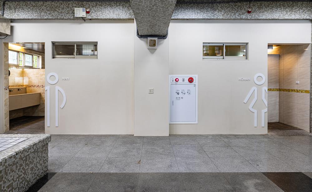 07 風泉設計運用開源的圖文設計，於台北古亭國中改造既有的消防栓箱，讓消防設施在環境中不突兀。