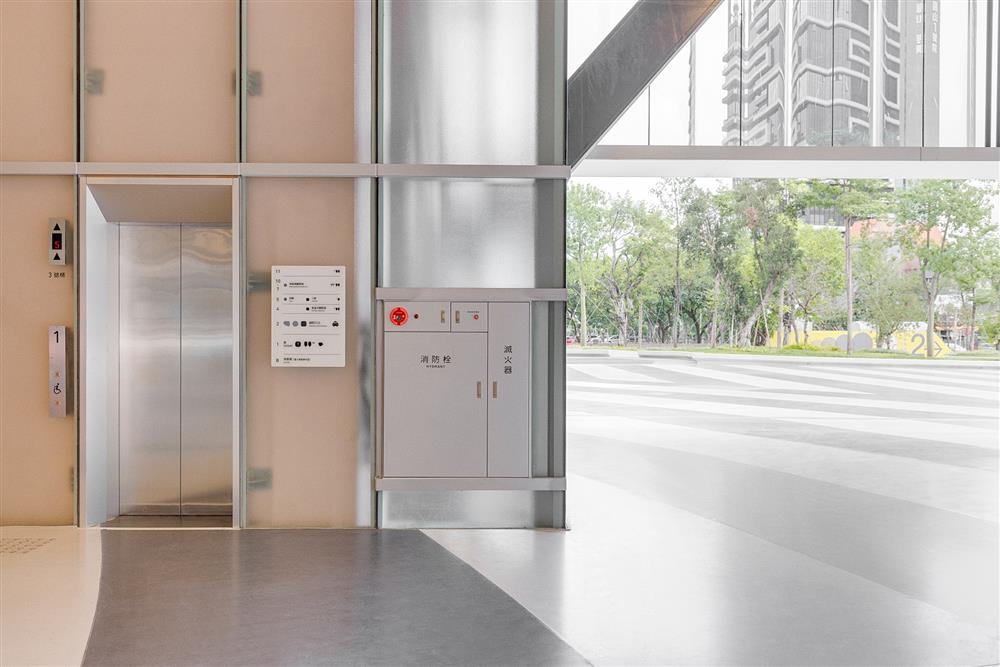01 公共消防設備再設計 - 消防栓箱導入於台北表演藝術中心。