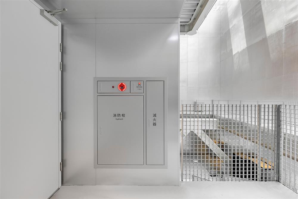 03 在台北表演藝術中心，金屬色的消防栓箱與環境相互呼應。