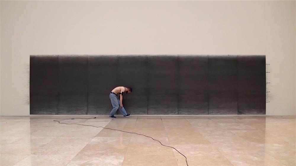 小檔北美館在夾縫中行走44.	石晉華，《走鉛筆的人》，1996-2015，木板、鉛筆、膠帶、夾鏈袋、錄影帶、錄音磁帶、削鉛筆機、延長線、數位輸出、單頻道錄像（彩色、有聲），鉛筆牆：244×976×1.4公分，錄像：18分1秒，臺北市立美術館典藏。