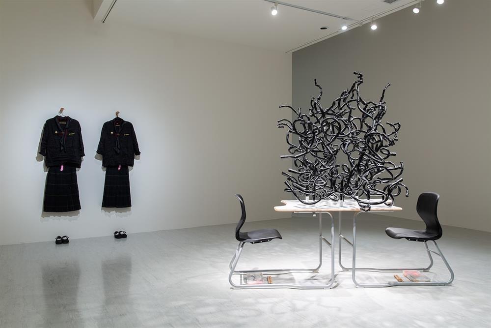 小檔北美館在夾縫中行走9倪灝，《結構研究 I》，2012，瓷漆於PVC水管、ABS塑料漆於現成椅子、穿著制服的表演者轉譯並演奏，由圖像、折線圖、圓餅圖所構成且與當下事件有關聯的樂譜。現場表演者：林子寧、游育歆，雕塑：183×137×167.5 公分，現場表演：1小時，韓國國立現代美術館典藏。