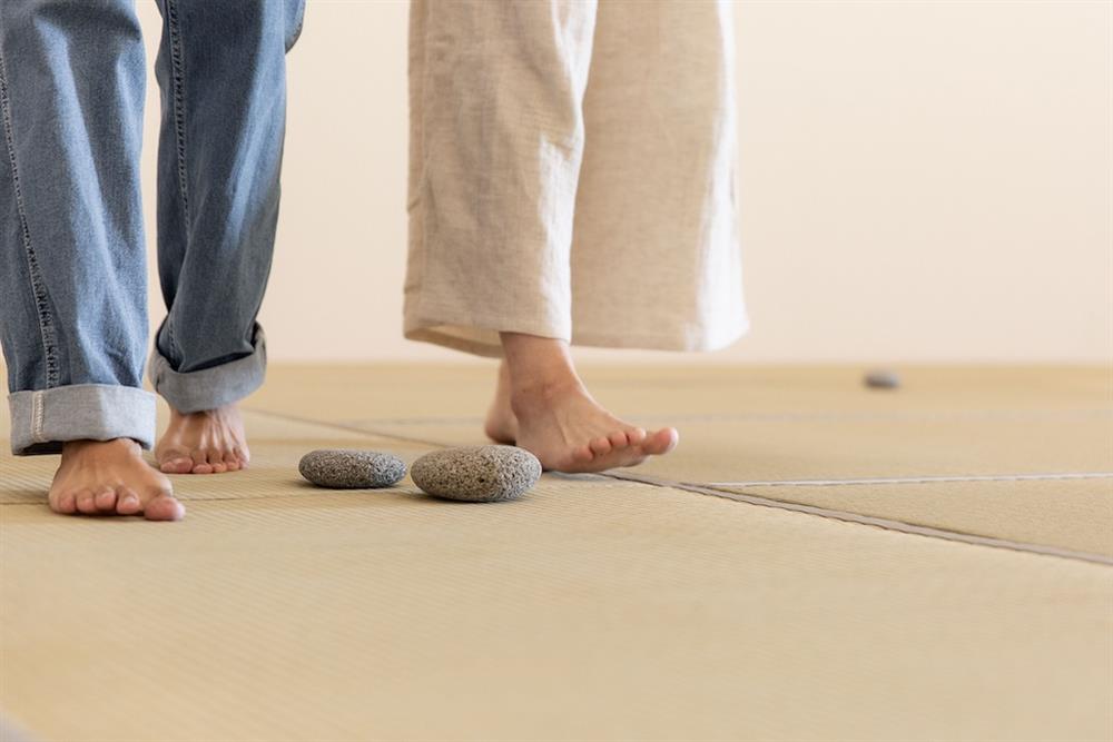 小檔北美館在夾縫中行走15-2劉玗，《Field》，2022，榻榻米、野草生長自製疊蓆、表演與聲音裝置，尺寸依場地而定，表演者：王甯、廖錦婷。