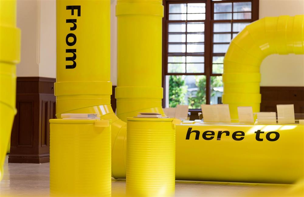 小檔新竹州圖書館04展覽主題以「管」為名，透過實體的裝置藝術，將「閱讀」、「傳輸」的意象具體化呈現，賦予古蹟建築動態的生命力。