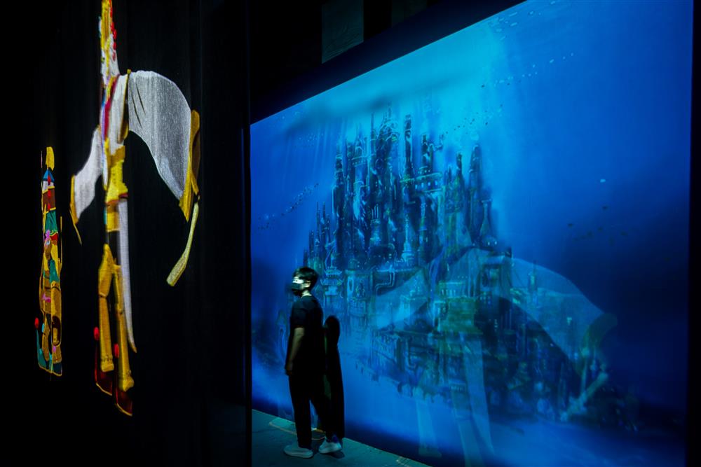 【駁二】「機械仿生怪物」重現VR動畫《海影城事》中的巨大神祇及海底機械城市，看展民眾彷彿置身劇中海底城